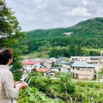 旅館をドローンで空撮する小山