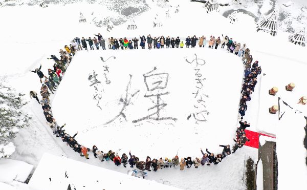 米沢市で行われた雪上揮毫