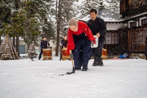 米沢市で行われた雪上揮毫