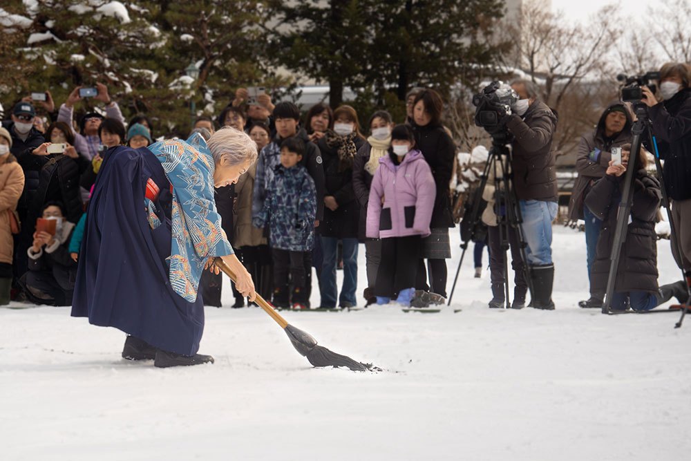 福田房仙による上杉伯爵邸での雪上揮毫