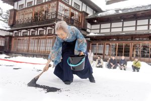 福田房仙による上杉伯爵邸での雪上揮毫