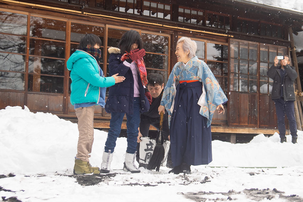 福田房仙による上杉伯爵邸での雪上揮毫